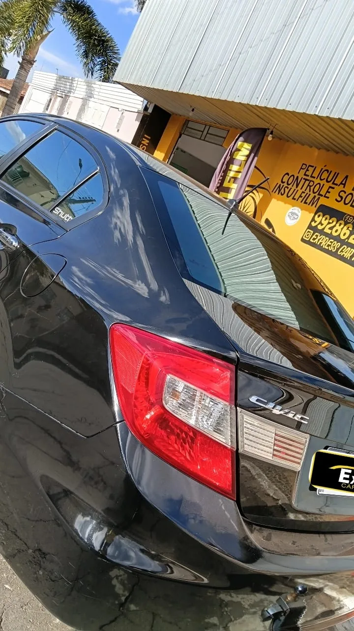 Carro com insulfilm nos vidros traseiros em frente à Express Car Tuning, em Conchal