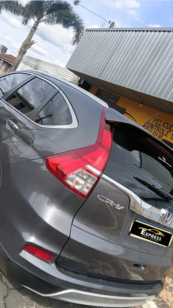 Carro com insulfilm nos vidros, trabalho da Express Car Tuning