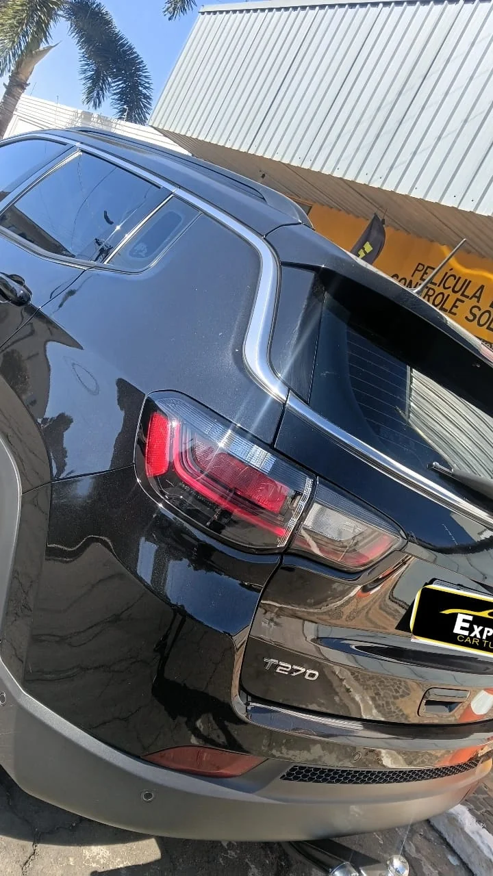 Carro com insulfilm aplicado na Express Car Tuning, em Conchal
