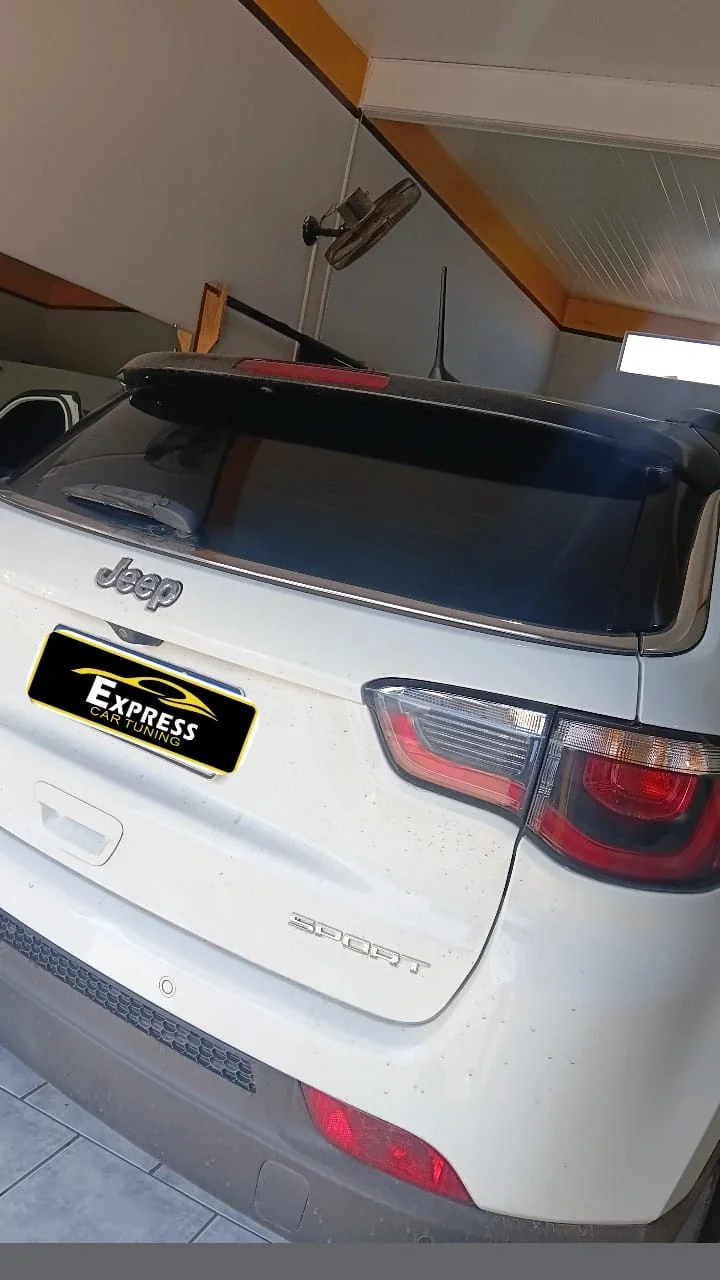 Carro com insulfilm aplicado pela Express Car Tuning
