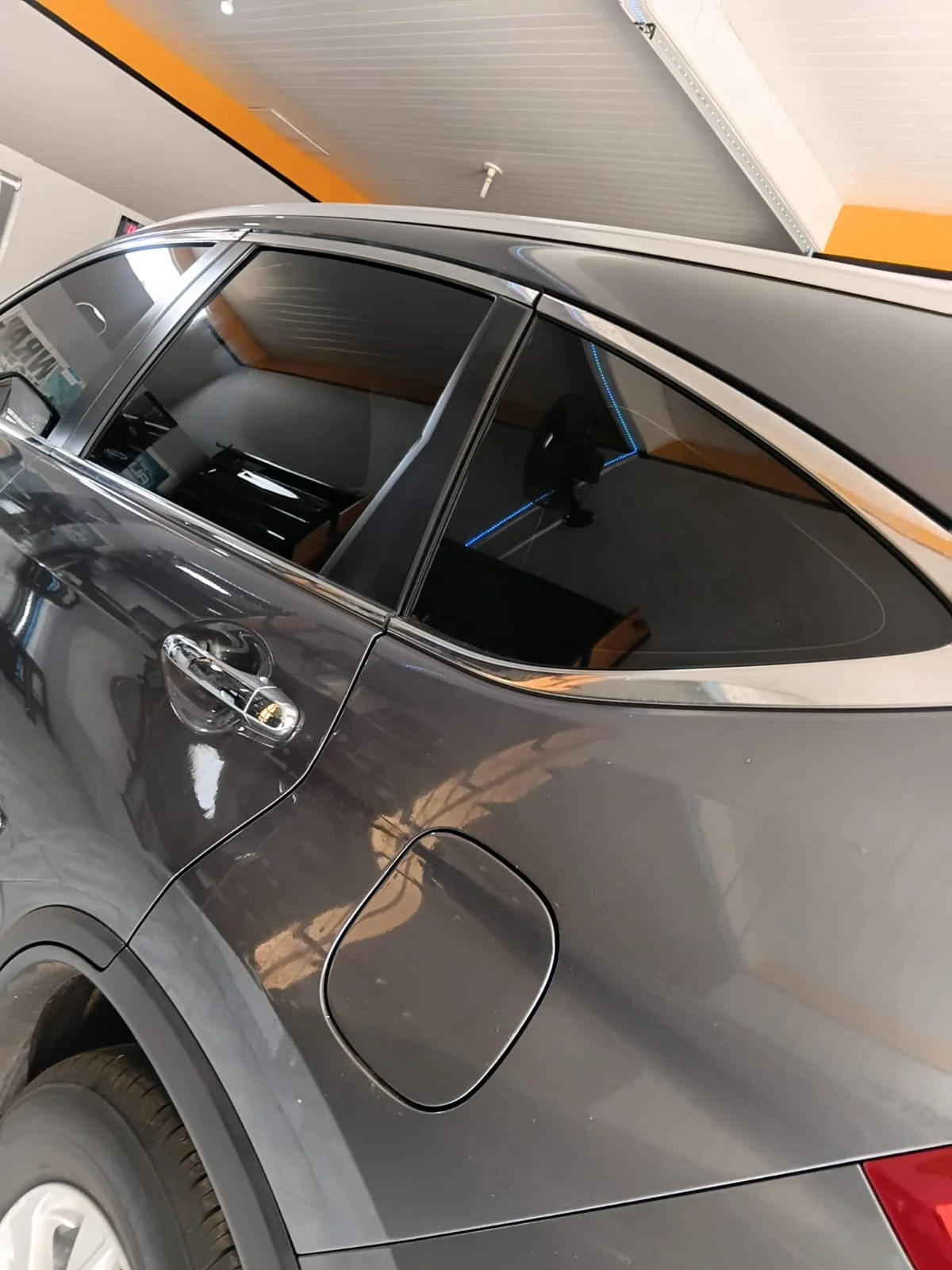 Carro com insulfilm aplicado pela Express Car Tuning